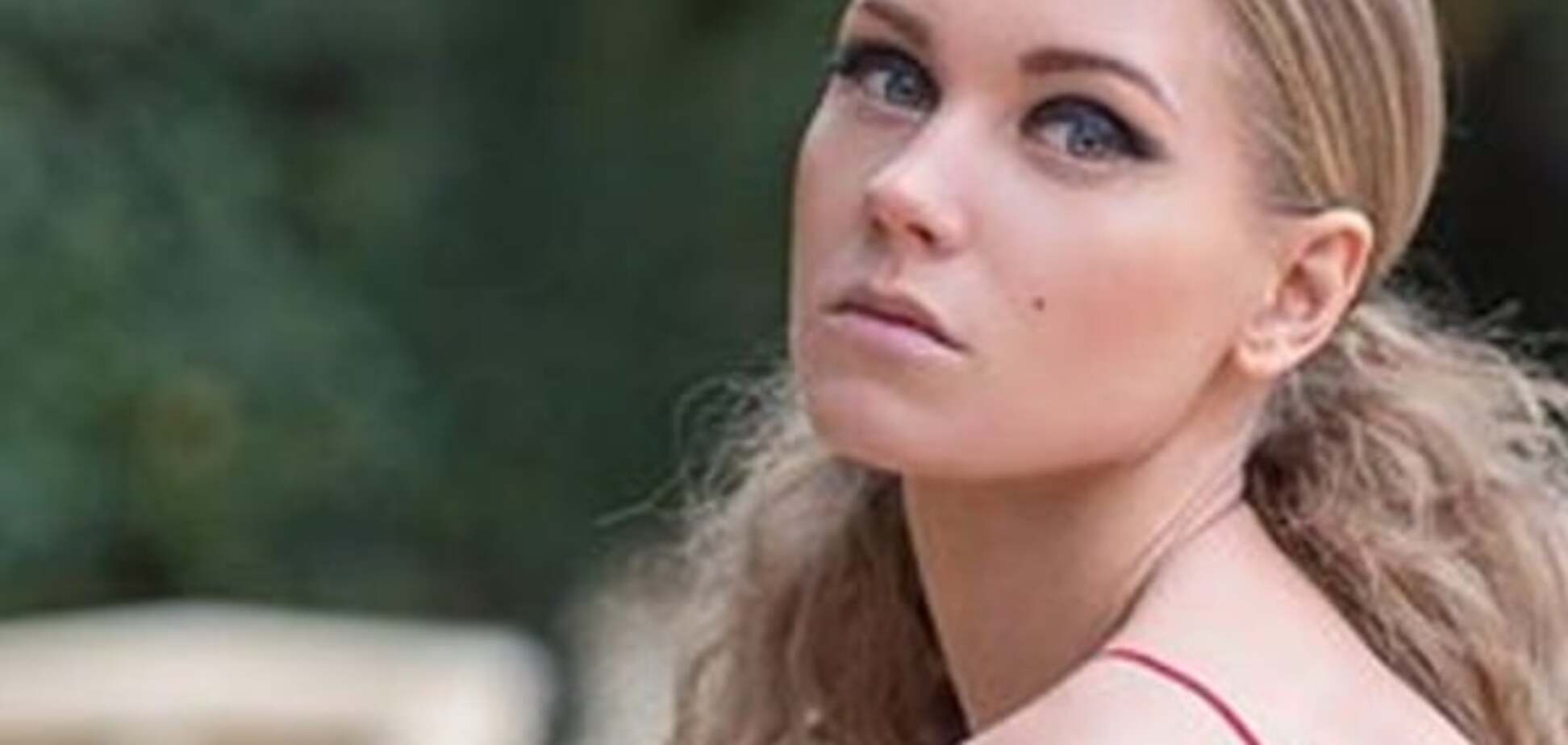 Красотка Кристина Асмус устроила фотосессию в ярком платье