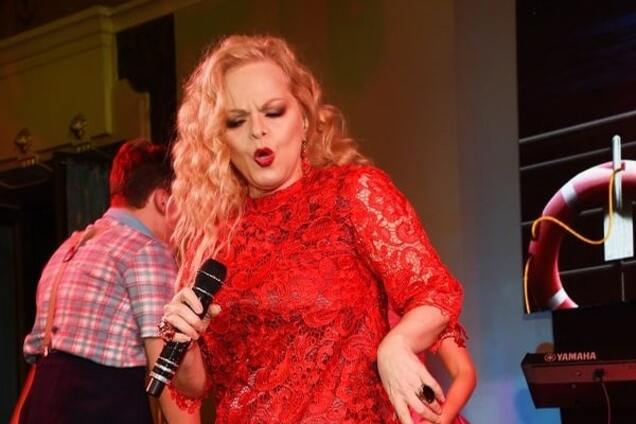 60-летняя Долина в мини-платье устроила откровенные танцы