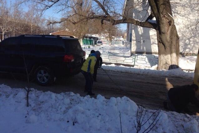 Герой дня. Как Ломаченко освободил маршрутку из 'снежного плена': фотофакт
