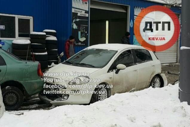 В Киеве неадекватная девушка на Fiat серьезно травмировала клиента автомойки