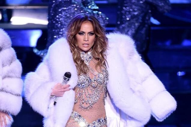 У Дженнифер Лопес лопнул костюм на сцене: видеофакт