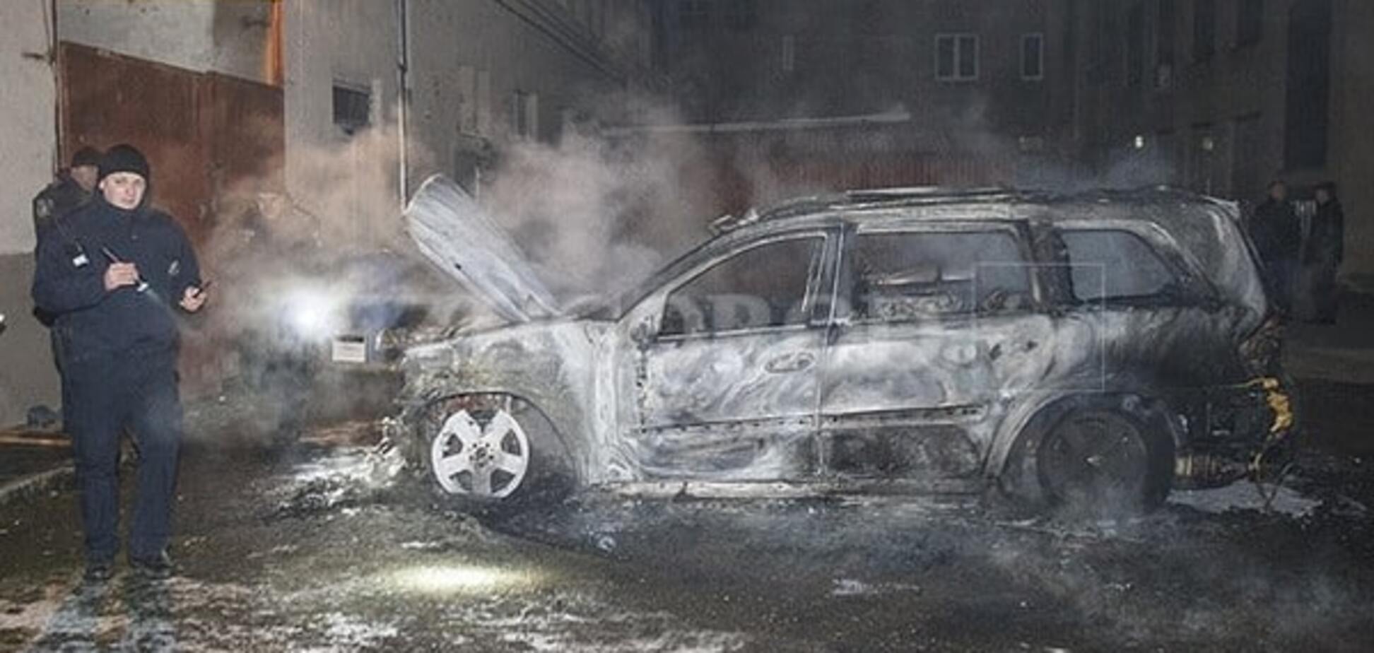 'Загадка века': ужгородский политик готов заплатить 500 тыс. грн поджигателям авто. Фотофакт