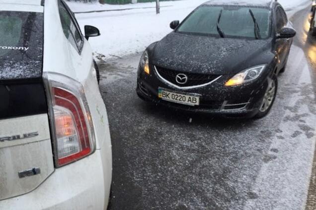 Занесло: в Ривне полиция чуть не сбила женщину с ребенком. Опубликованы фото