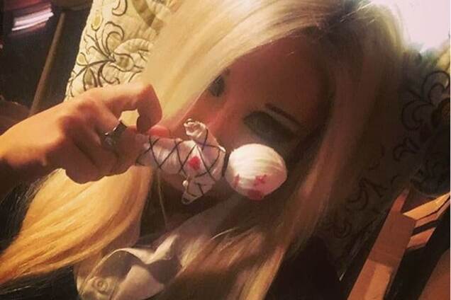Одесская Барби 'вырезала' кровавую сатанинскую звезду на теле