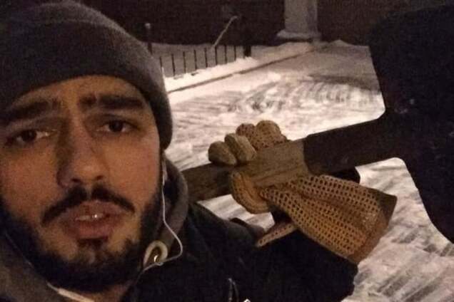 Киевлянин пожалел пенсионеров и сам вышел убирать снег