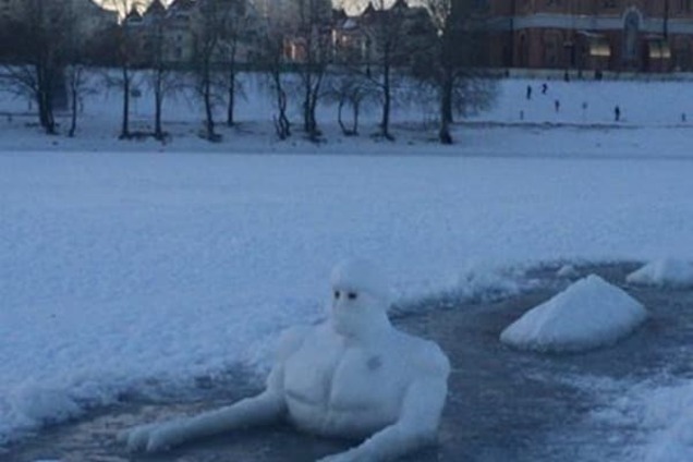 В Киеве снеговика-'качка' искупали в проруби: фотофакт