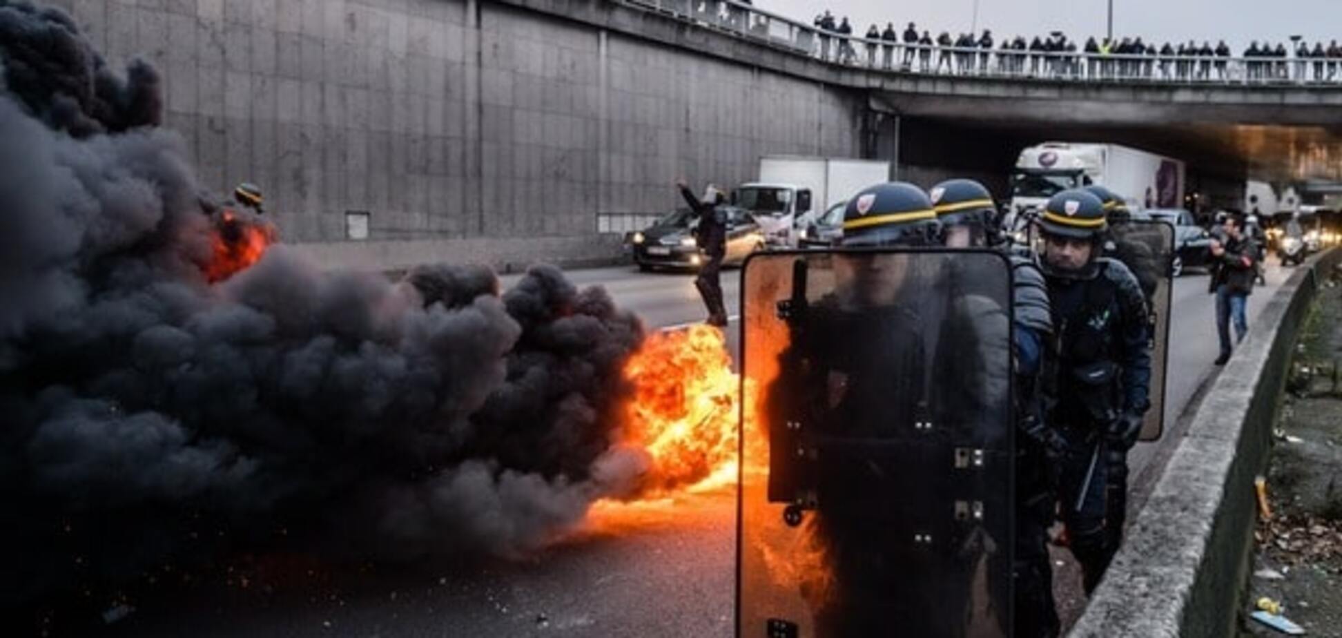Таксистский 'майдан' в Париже: в городе перекрыли дороги и зажгли шины. Фоторепортаж