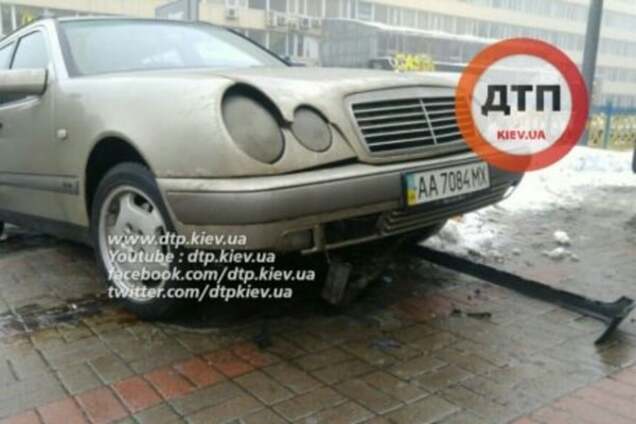 Охота летать: в Киеве водитель Mercedes едва не сбил пешеходов на тротуаре
