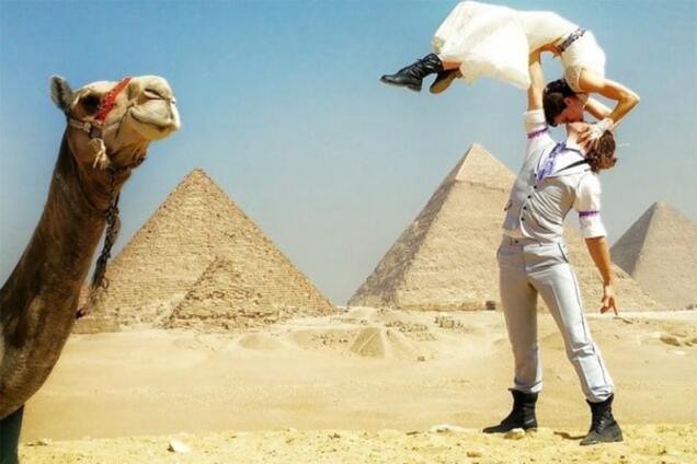 Пара акробатов сыграла свадьбу в 38 местах мира: захватывающие дух фото