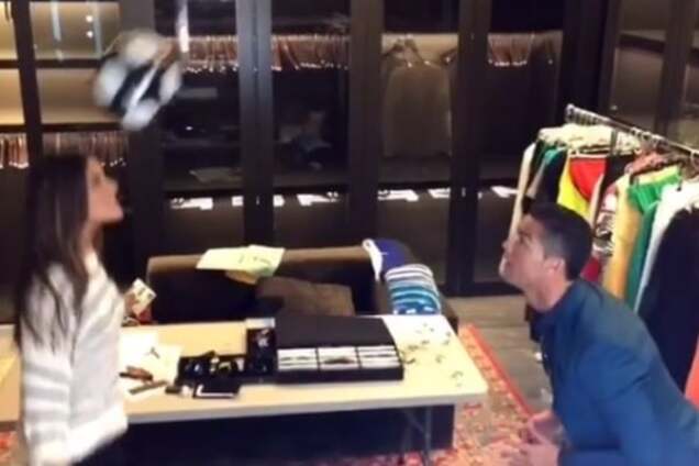 Роналду сыграл в футбол со знаменитой моделью: зажигательное видео