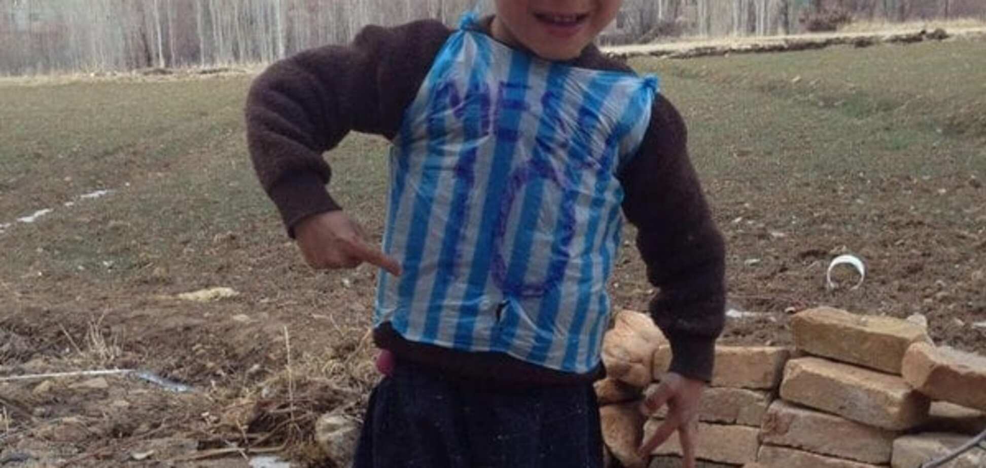 Нашелся мальчик, сделавший футболку Месси из полиэтиленового пакета: фото фаната 