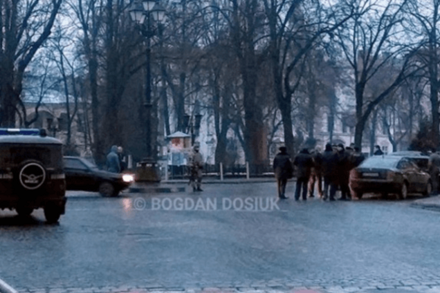 В Ивано-Франковске прохожие обезвредили автоматчика: фотофакт