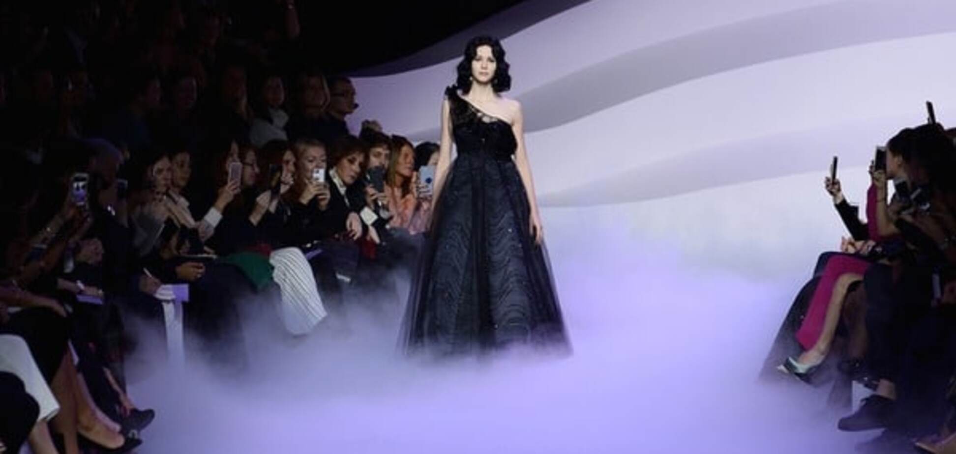 Фоторепортаж из Парижа: гости и модели показа Armani Privé