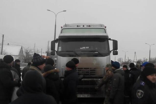 Бунт в Новомосковске: активисты перекрыли трассу Днепропетровск-Донецк из-за 'договорняков' в горсовете