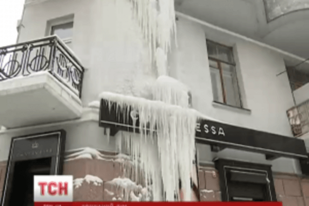 Ледяной дом: здание в центре Киева напугало горожан громадными сосульками