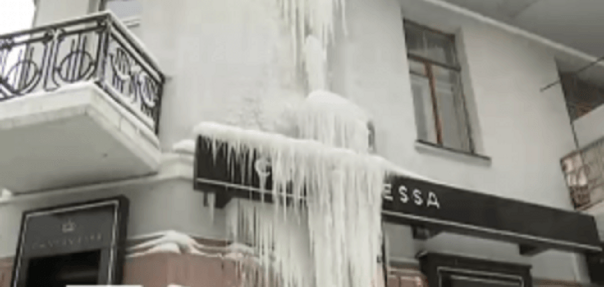 Ледяной дом: здание в центре Киева напугало горожан громадными сосульками