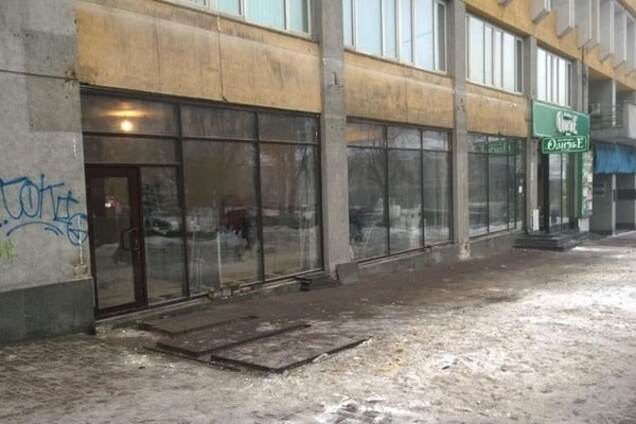 У центрі Києва комунальники знесли незаконну прибудову