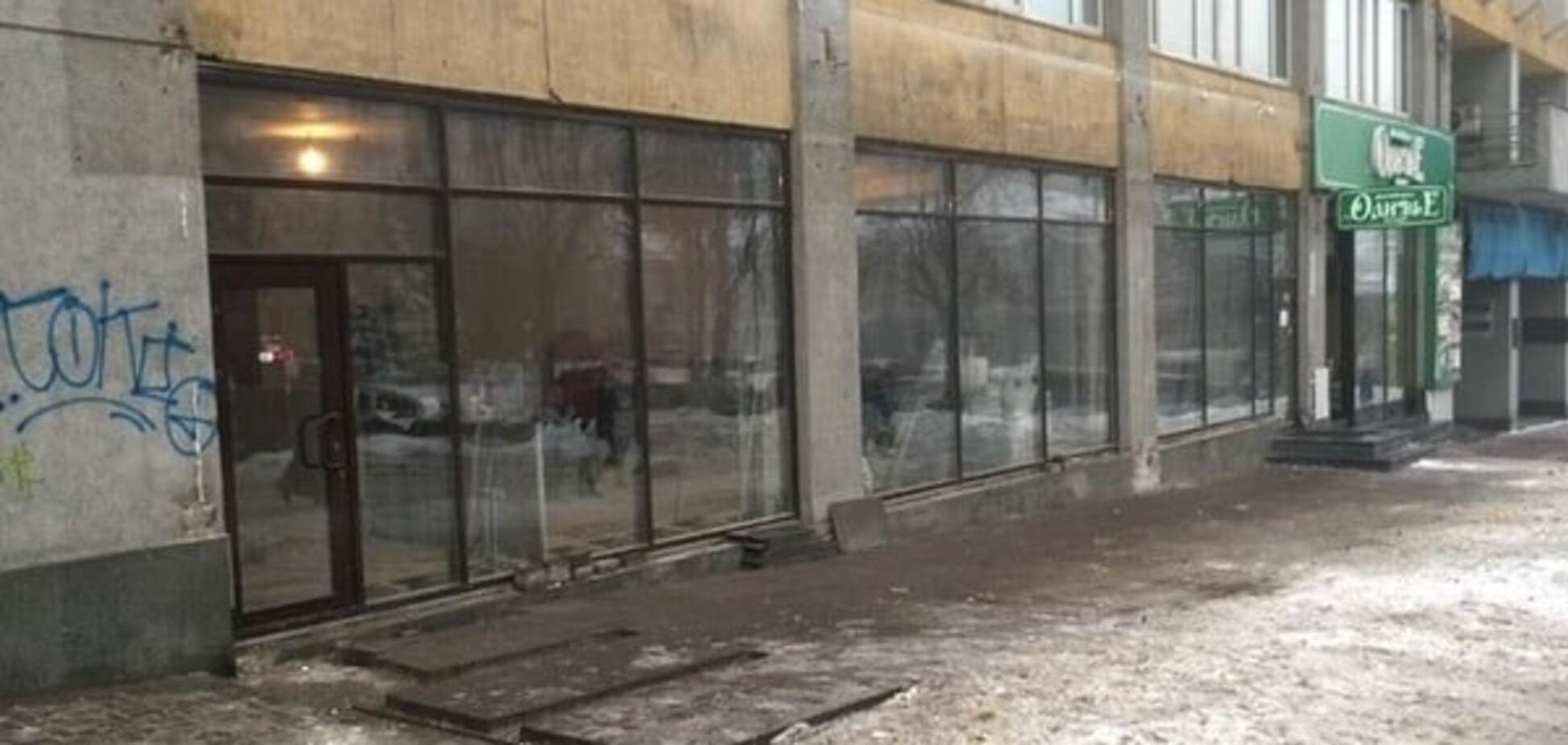 В центре Киева коммунальщики снесли незаконную пристройку