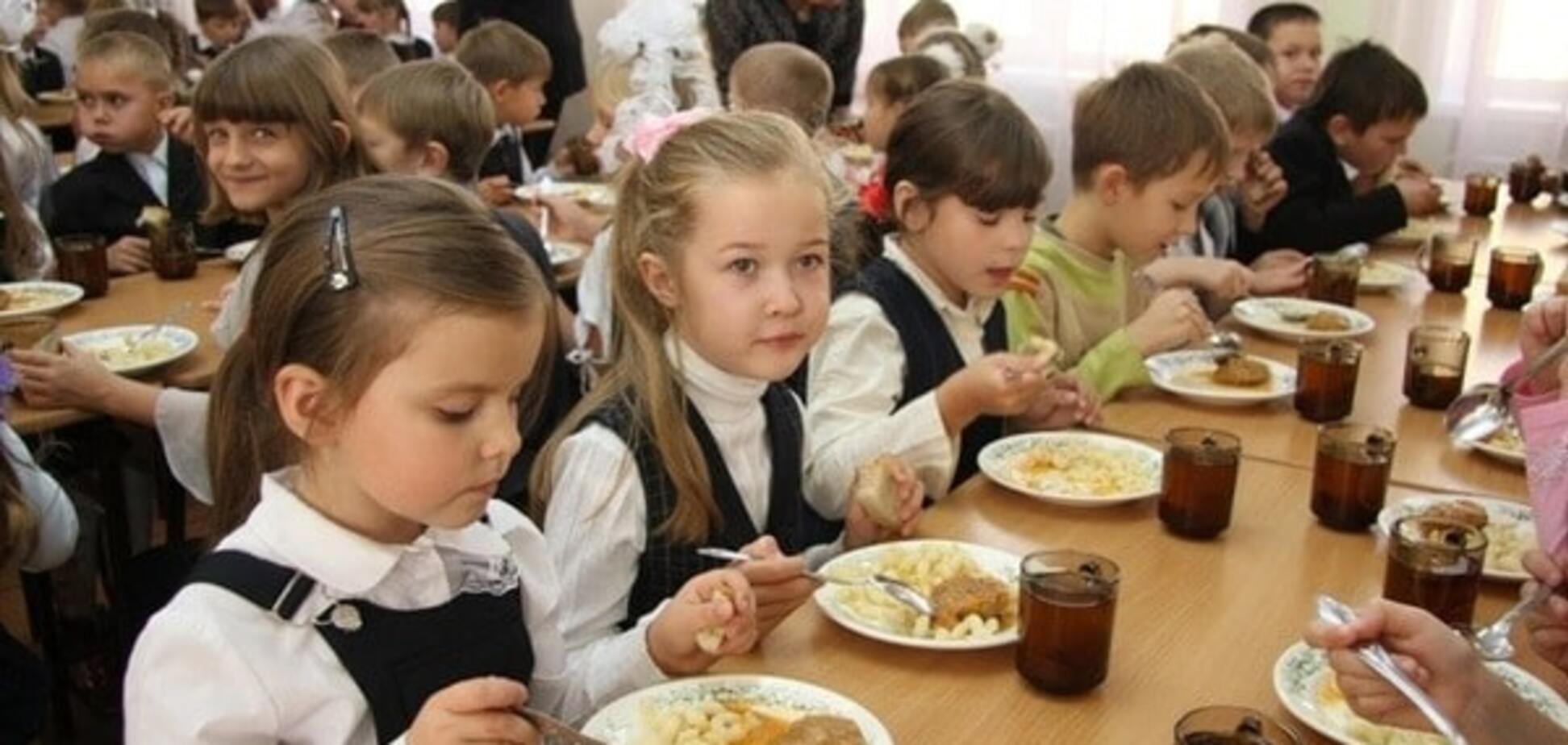 Отмена бесплатного питания в школах – удар по обнищавшим украинским семьям
