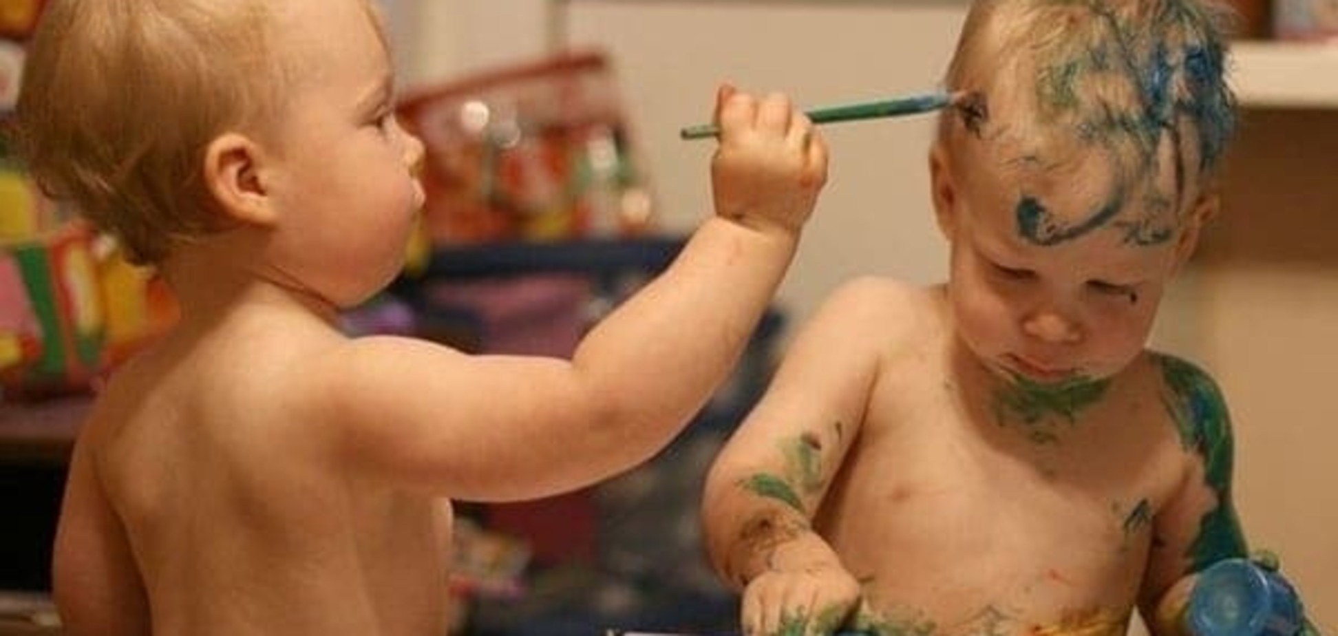 «Я художник, я так вижу»: забавные фотографии рисующих малышей