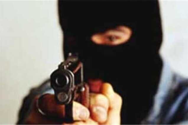 Під Києвом злочинці зі зброєю та у масках увірвалися в бар