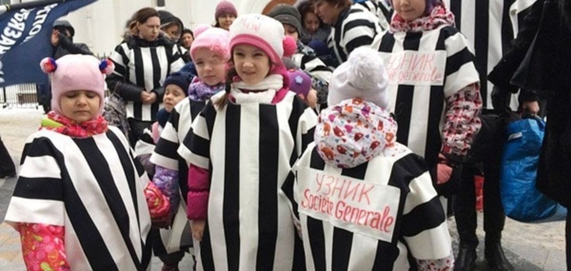 Банковский бунт в России: валютные заемщики одели детей в тюремные робы