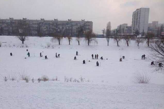 В Киеве патрульные спасли от верной смерти провалившихся под лед мужчин