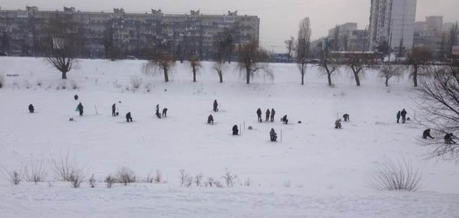 У Києві патрульні врятували від смерті чоловіків, які провалилися під лід 