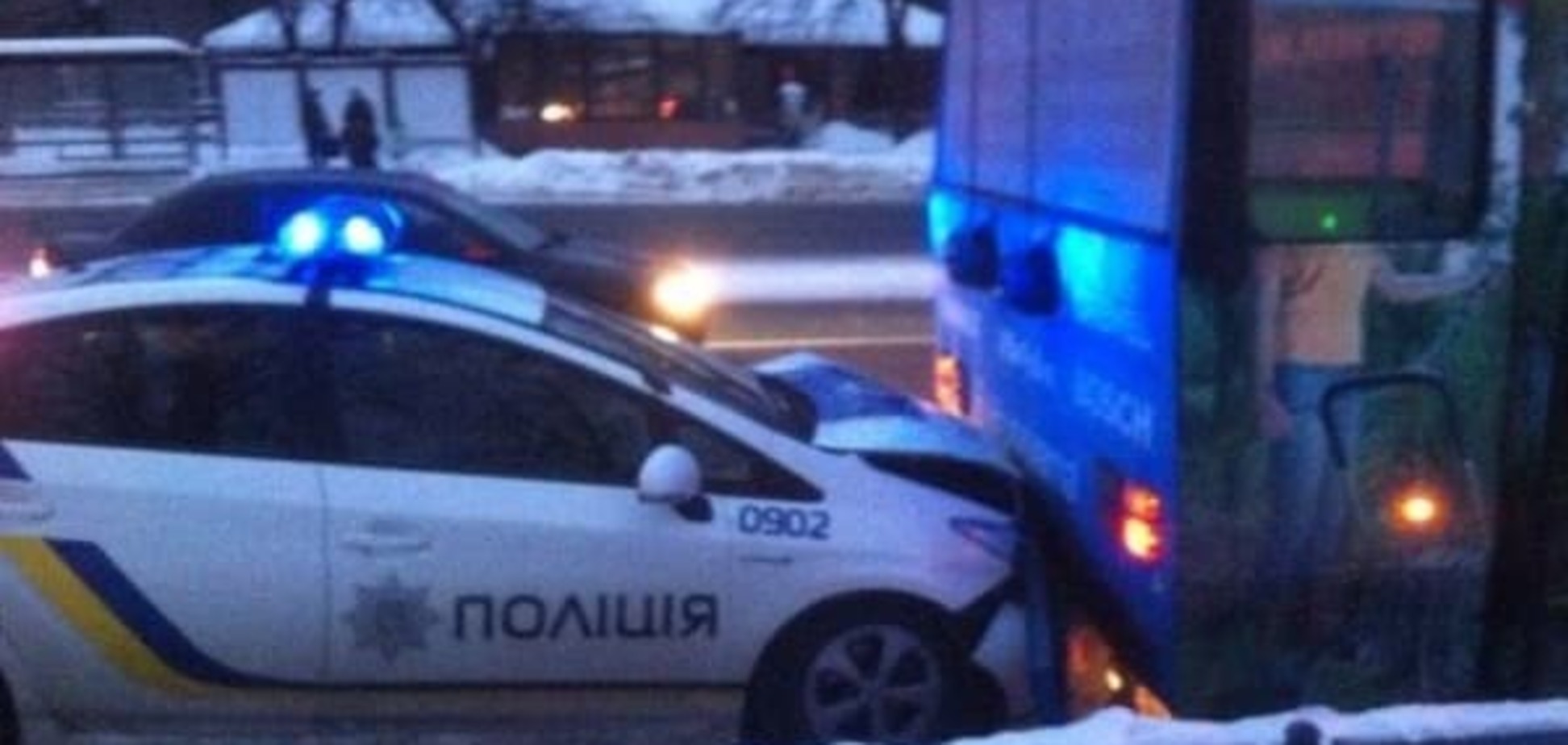 В Харькове автомобиль полиции протаранил троллейбус: фото и видеофакт