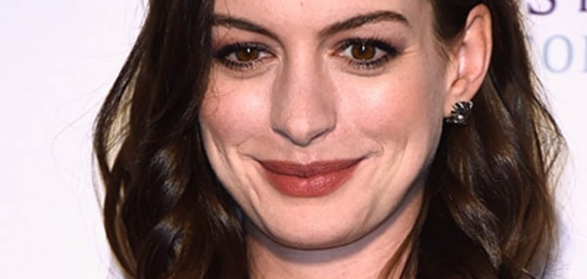 Беременная Энн Хэтэуэй развлеклась на вечеринке в мини