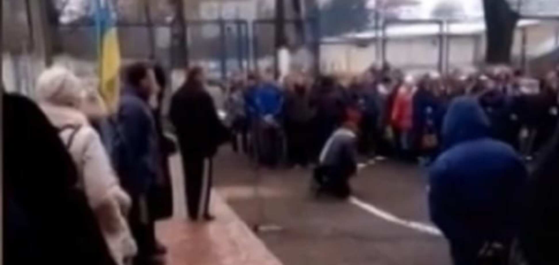 'На коліна': директор училища в Тернополі влаштував жорстке виховання своїх учнів. Опубліковано відео