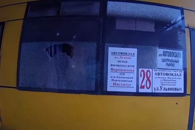 В оккупированном Крыму обстреляли маршрутку: опубликовано видео