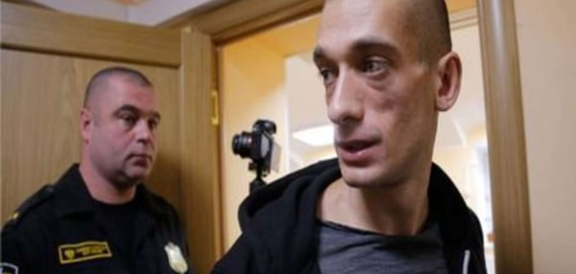 Російського митця-акціоніста Павленського відправили на психіатричне обстеження