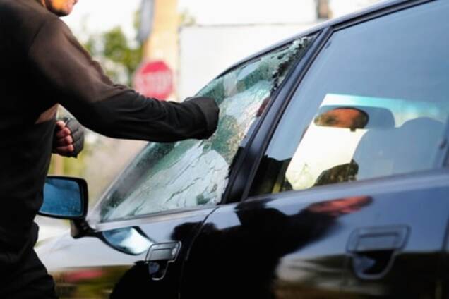 В Киеве наглый вор обокрал автомобиль журналистки