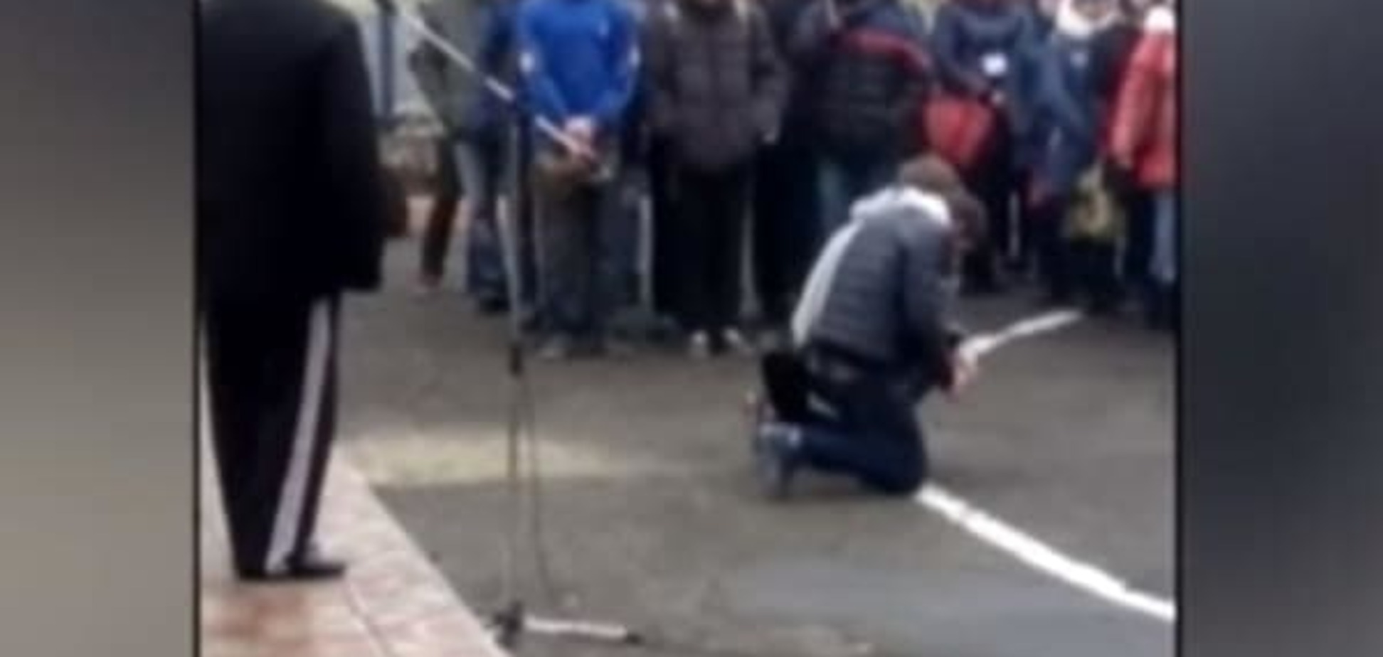 В Тернополе директор ПТУ поставил на колени учеников: видео 
