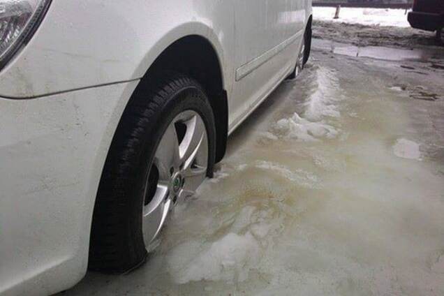 В Киеве на парковке автомобили вмерзли в лед: фотофакт