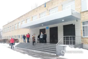 На крыльце школы №15 собрались родители учеников
