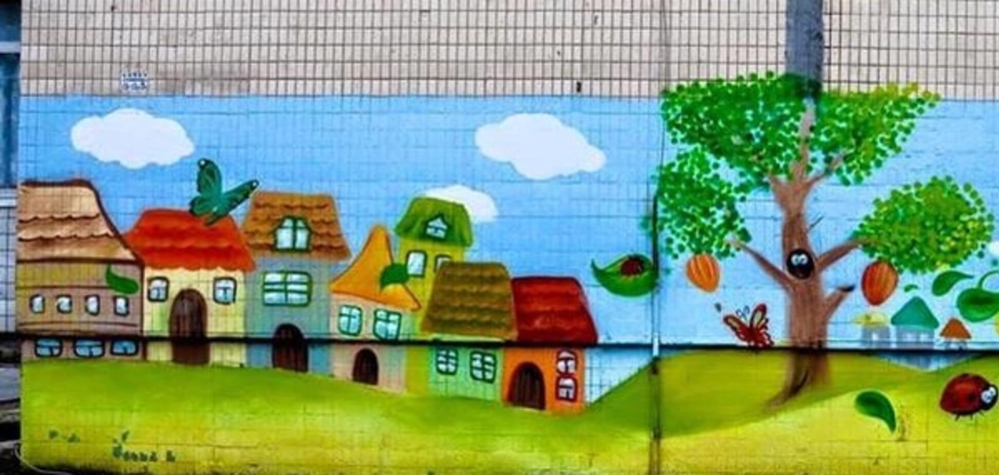 В Киеве зарисовали маты на стене дома муралом: фотофакт