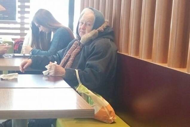 Скоріше б Бог мене забрав: у київському фастфуді бабуся попросила купити їй поїсти