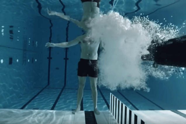 Сила науки: ученый выстрелил в себя под водой: видеофакт