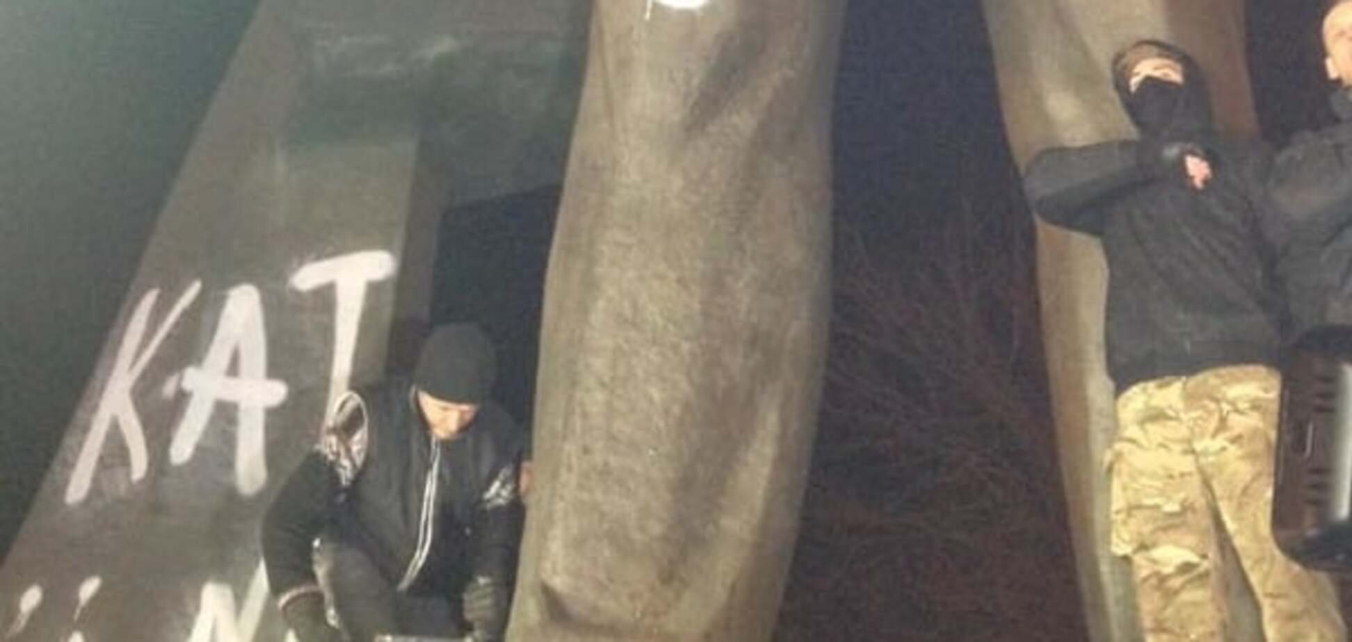 В Днепропетровске повалили памятник организатору Голодомора