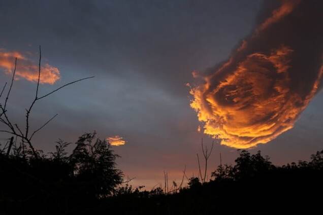 'Палаючий кулак': над Португалією зависла 'вогняна хмара'. Фотофакт