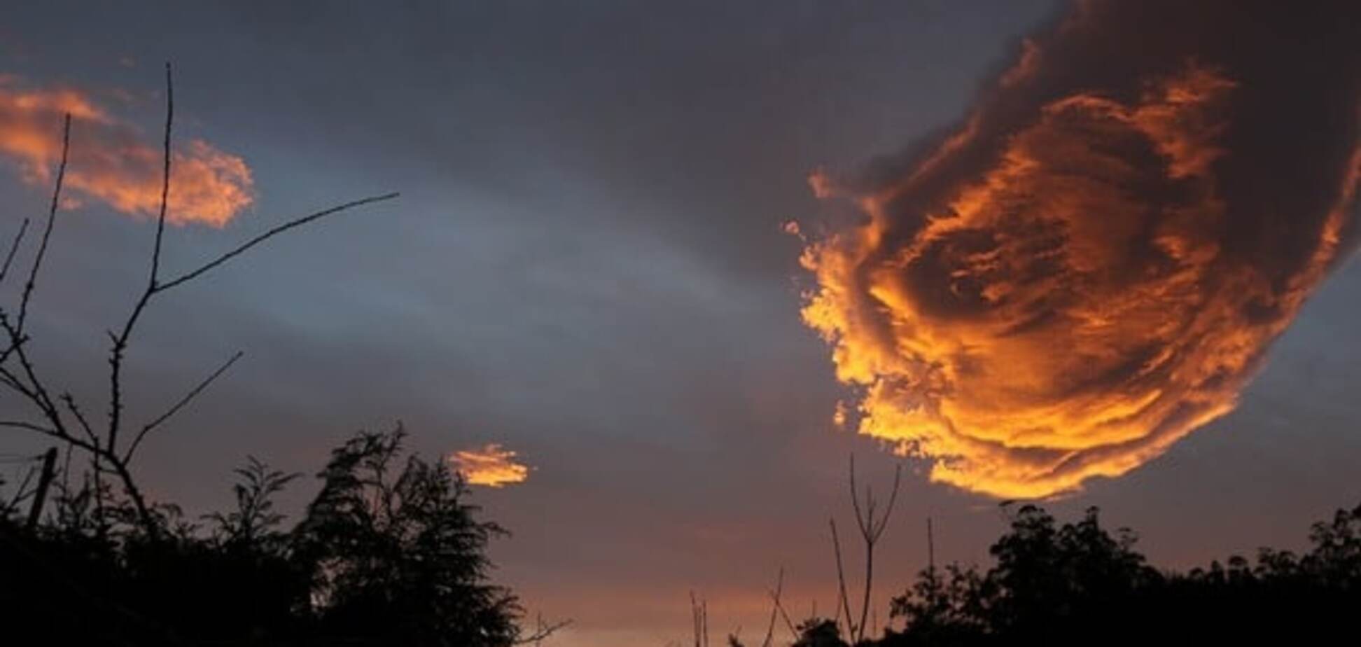 'Пылающий кулак': над Португалией зависло 'огненное облако'. Фотофакт