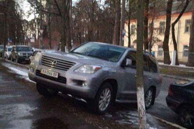 В Киеве автохам на Lexus с номерами 'ВР' заблокировал парковку полиции