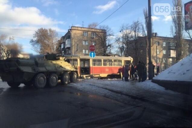 В Днепропетровске БТР протаранил трамвай: опубликованы фото