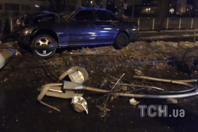 В Киеве авто переехало бетонный столб: опубликованы фото