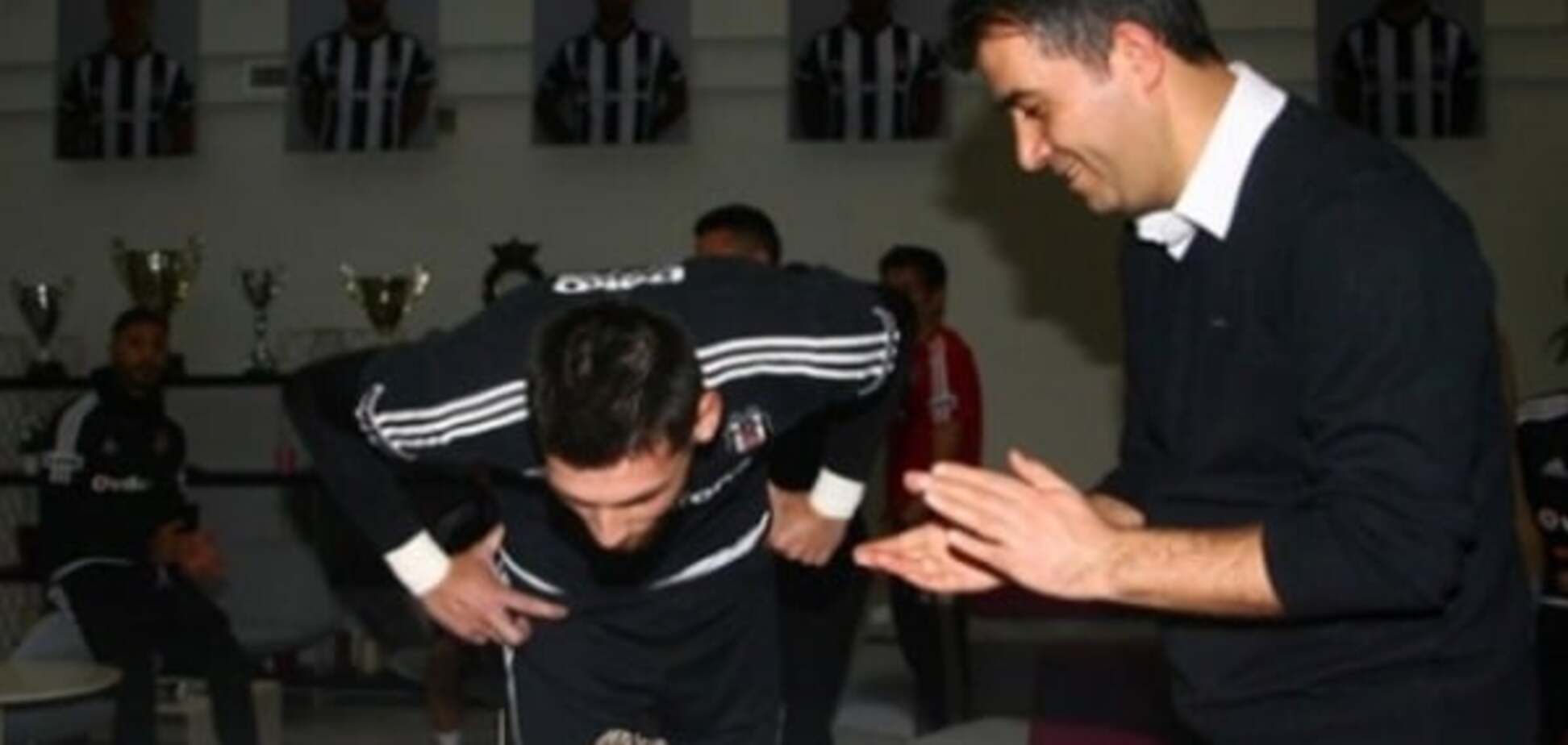 Вратарь сборной Украины спел гимн Евромайдана для турков: видеофакт