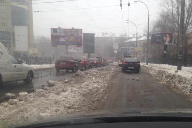 Грязь по колено: киевляне заподозрили дорожников в мухляже с чисткой снега