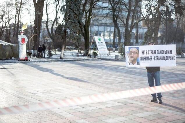 'Я премьер - страна в де**ме': в Киеве прошел одиночный пикет против Яценюка. Фотофакт