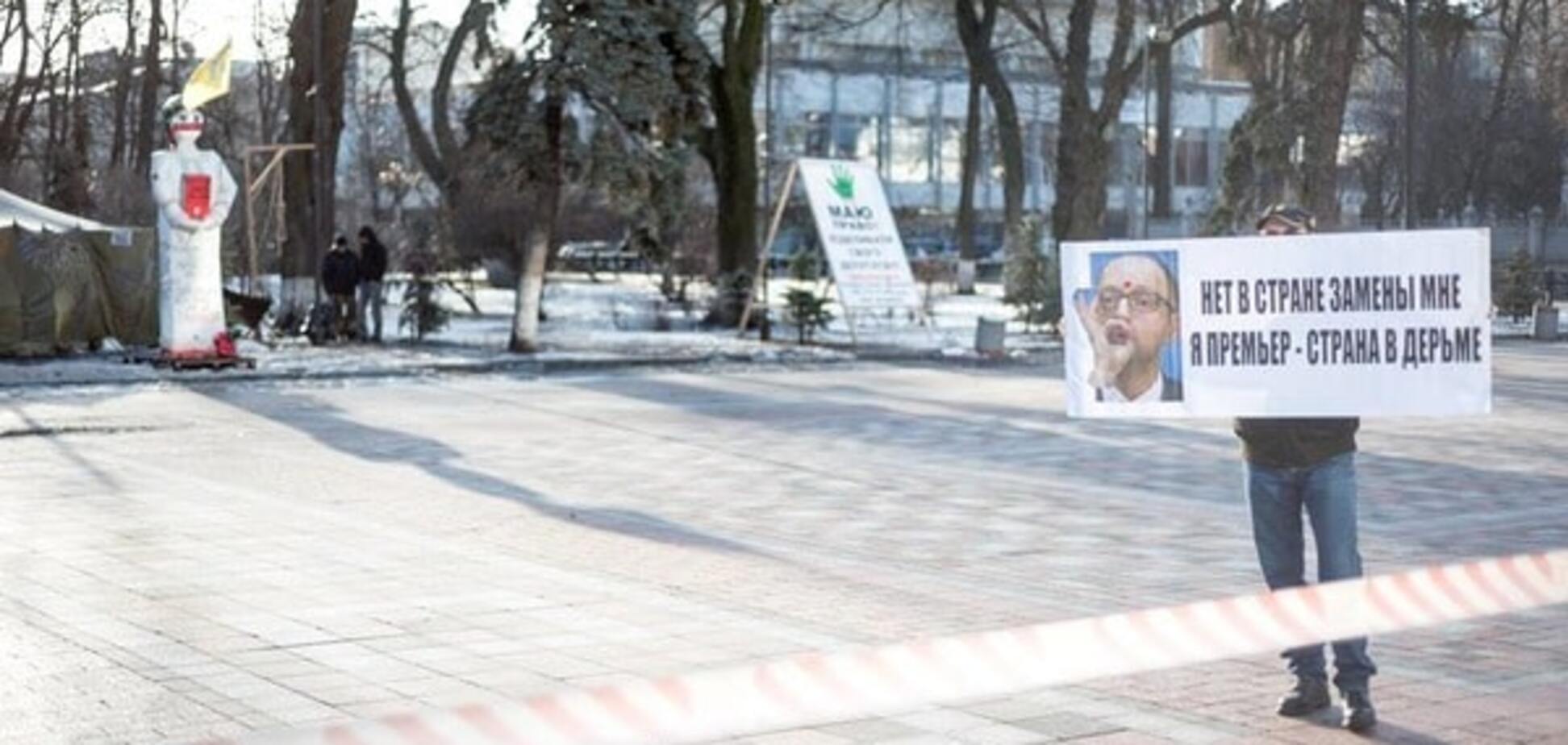 'Я премьер - страна в де**ме': в Киеве прошел одиночный пикет против Яценюка. Фотофакт